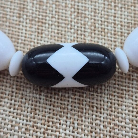 Vintage Oval Plastic Beads Collar Necklace Black & White Harlequin Pattern 18.5" - Picture 3 of 6